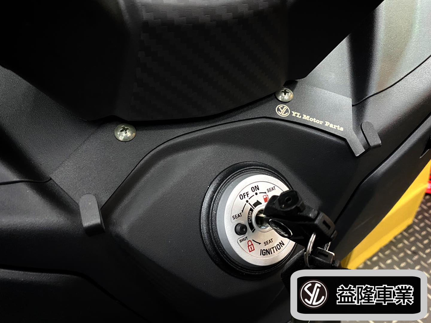 SYM JOYMAXZ+300 安裝 龍頭掛勾/鎖頭外蓋小掛鉤 -SYM SBC 益隆車業