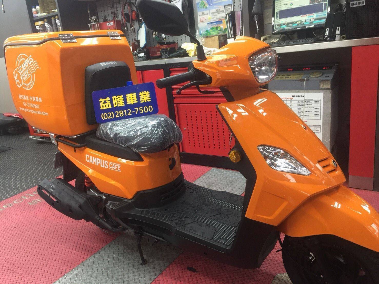 金發財125.150 安裝150標配型外送箱(50*52*50cm) CAMPUS CAFE(SAMPLE)外送箱、披薩箱、快遞箱、咖啡保溫箱、保冷車箱、送貨箱＊SYM SBC 益隆車業＊