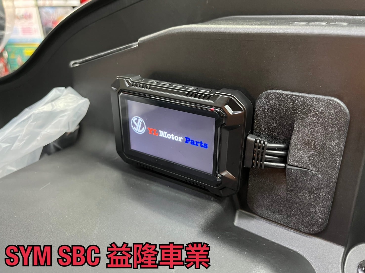SYM NEW MAXSYM 400 安裝益隆代理R8前後1080行車紀錄器-SYM SBC 益隆車業*