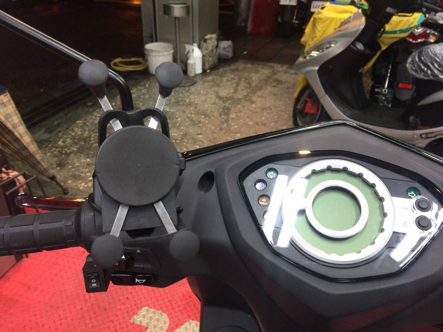 ＊『益隆車業』＊【SYM經銷商 】Z1 ATTILA 手機架+USB