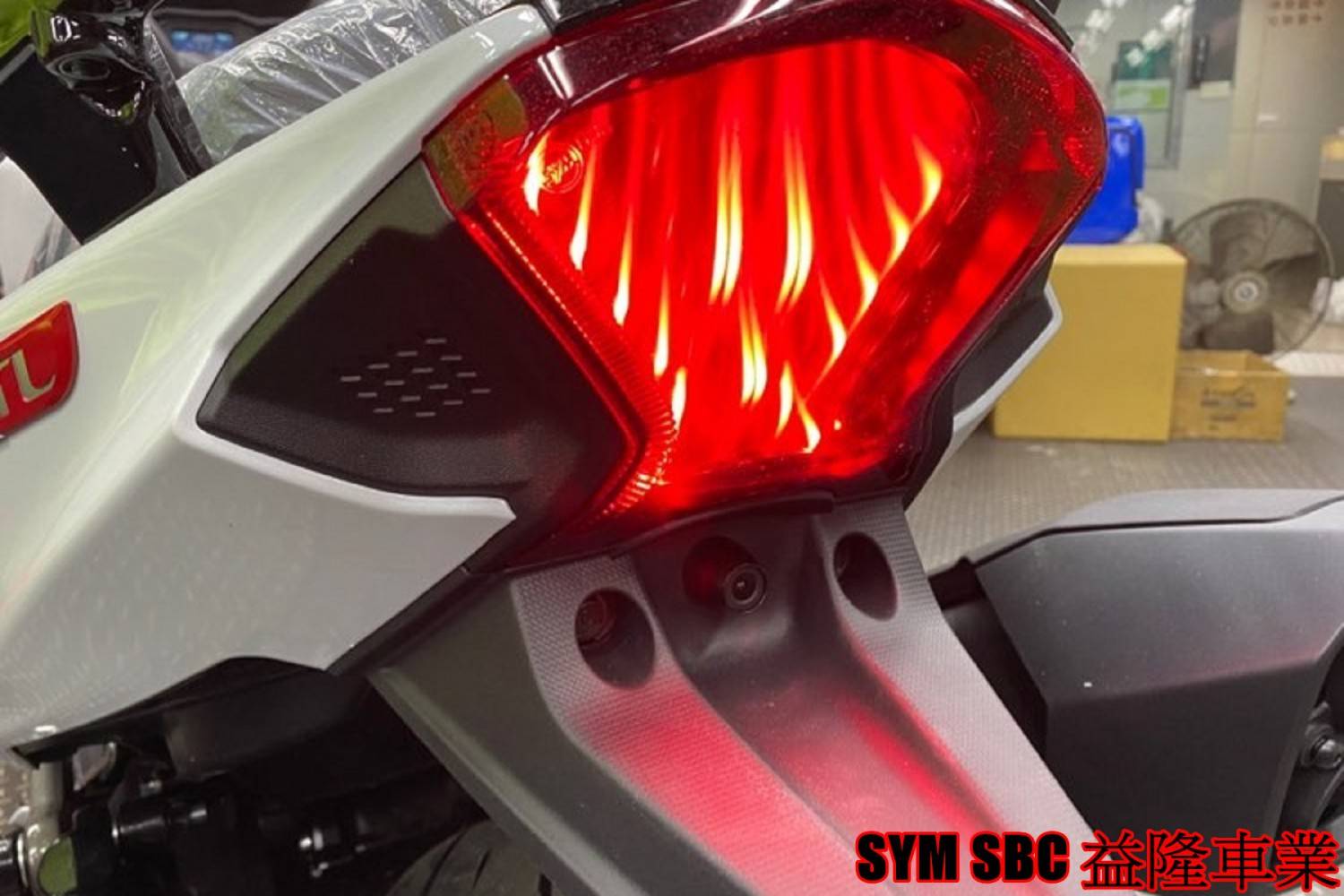 MAXSYM TL 500 安裝 前後雙鏡頭行車紀錄器 MOTO EYES DV-588 *SYM SBC 益隆車業*