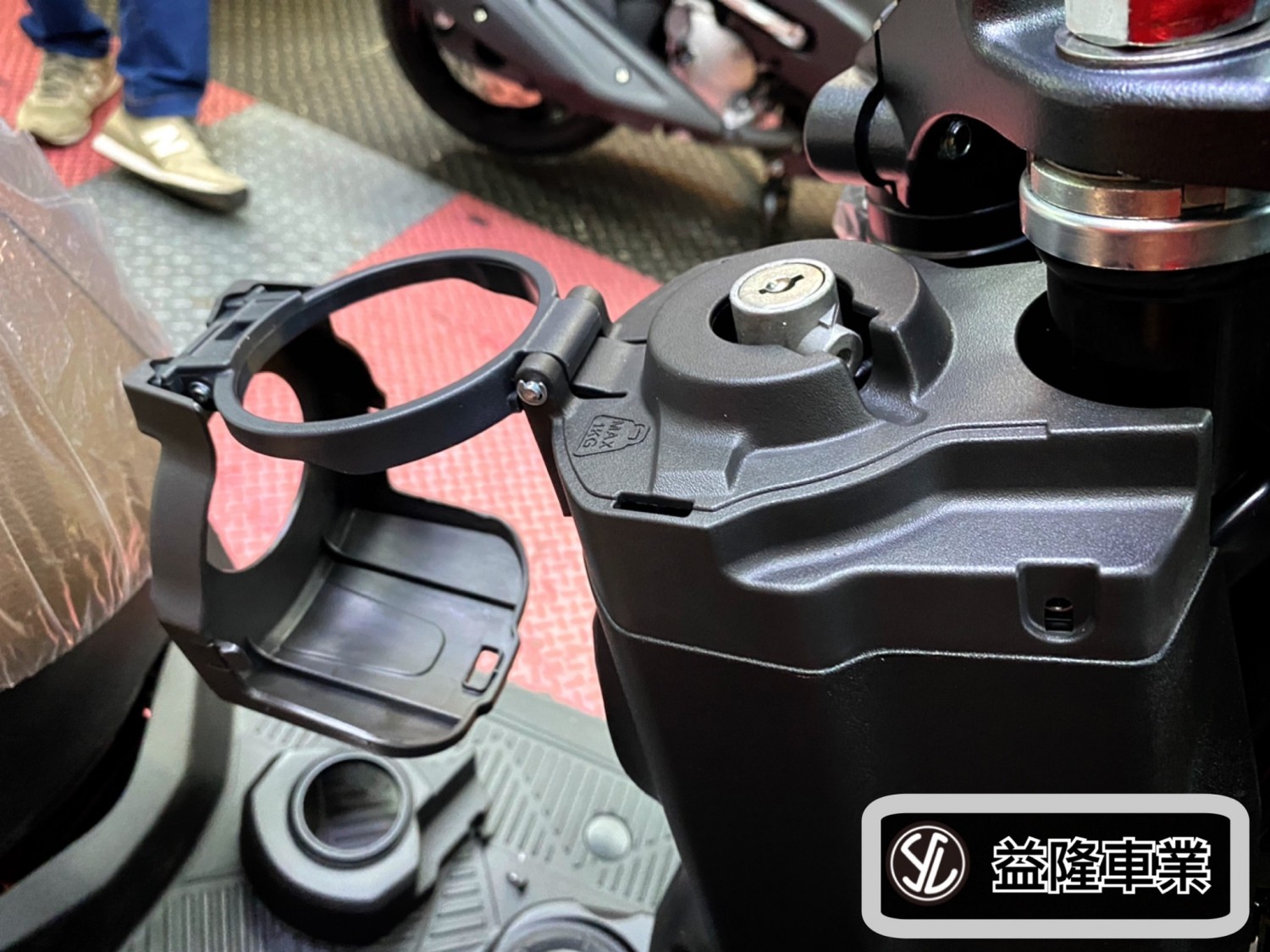 SYM KRN 麒麟 125 安裝 專屬置杯架  *SYM SBC 益隆車業*