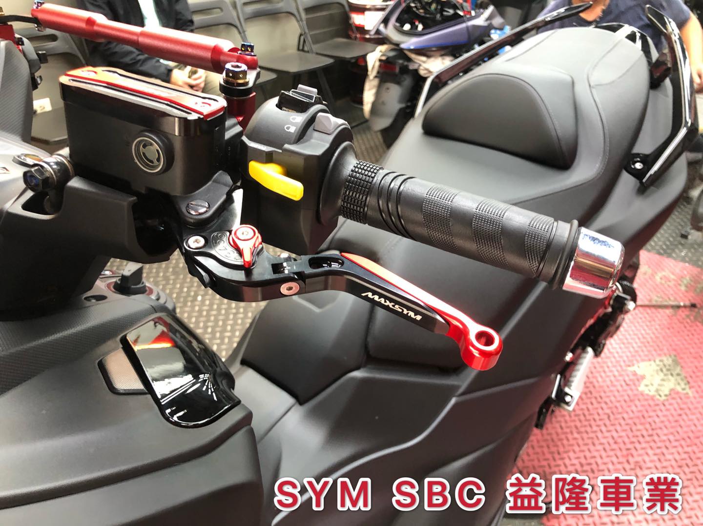 SYM  MAXSYM TL500 安裝 SYM聯名握把拉桿組＊SYM SBC 益隆車業＊