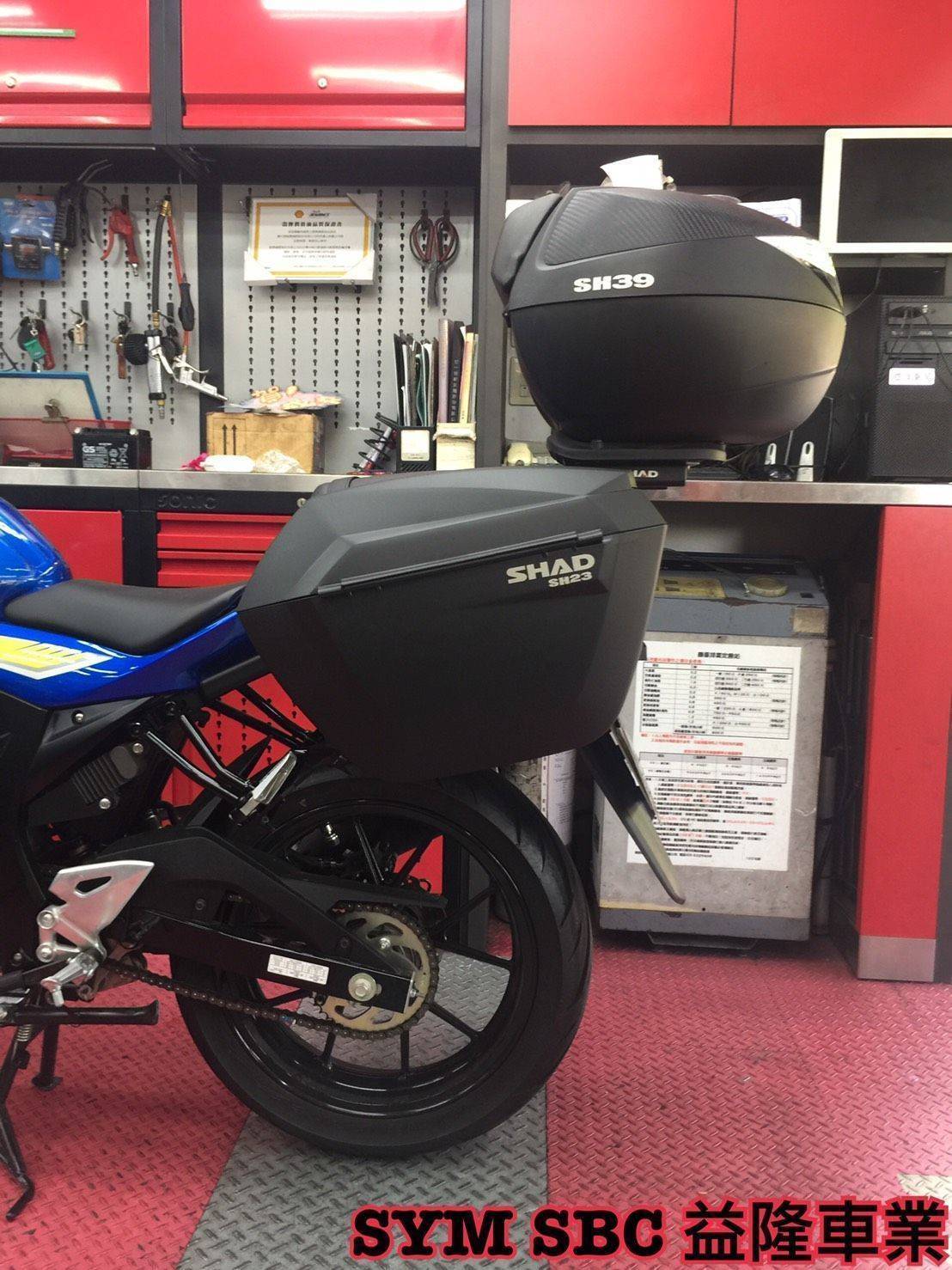*『益隆車業』*【SYM經銷商 】 SUSUKI 小阿魯 GSX 150 SHAD 34 後行李箱 側廂 側箱架 *『益隆車業』*【SYM經銷商 】 SUSUKI 小阿魯 GSX 150 SHAD 34 後行李箱 側廂 側箱架