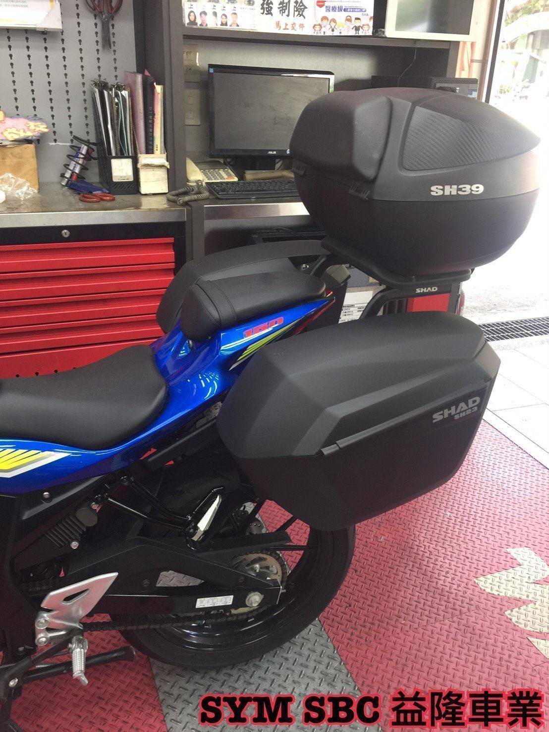 *『益隆車業』*【SYM經銷商 】 SUSUKI 小阿魯 GSX 150 SHAD 34 後行李箱 側廂 側箱架 *『益隆車業』*【SYM經銷商 】 SUSUKI 小阿魯 GSX 150 SHAD 34 後行李箱 側廂 側箱架