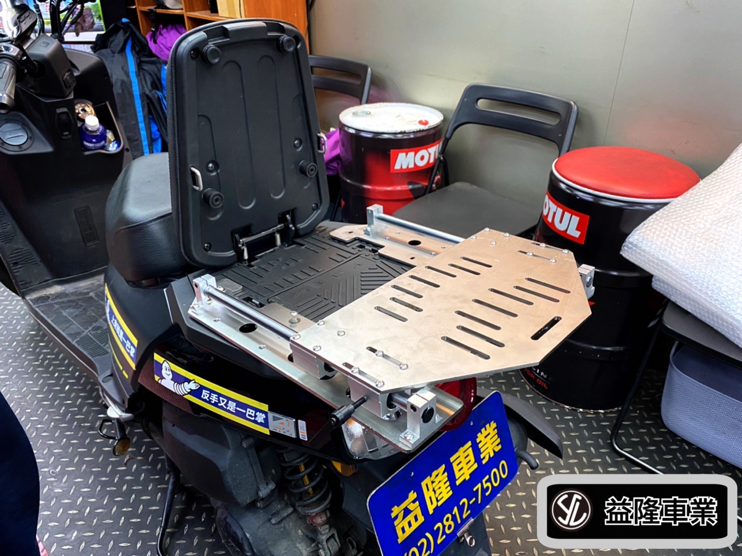 SYM 4MICA 專用後箱平移架+55L型後箱.行李箱.鋁箱+後腰靠(後饅頭) *SYM SBC 益隆車業* SYM 4MICA 專用後箱平移架+55L型後箱.行李箱.鋁箱+後腰靠(後饅頭) *SYM SBC 益隆車業*