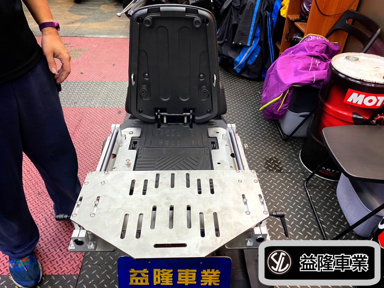 SYM 4MICA 專用後箱平移架+55L型後箱.行李箱.鋁箱+後腰靠(後饅頭) *SYM SBC 益隆車業* SYM 4MICA 專用後箱平移架+55L型後箱.行李箱.鋁箱+後腰靠(後饅頭) *SYM SBC 益隆車業*