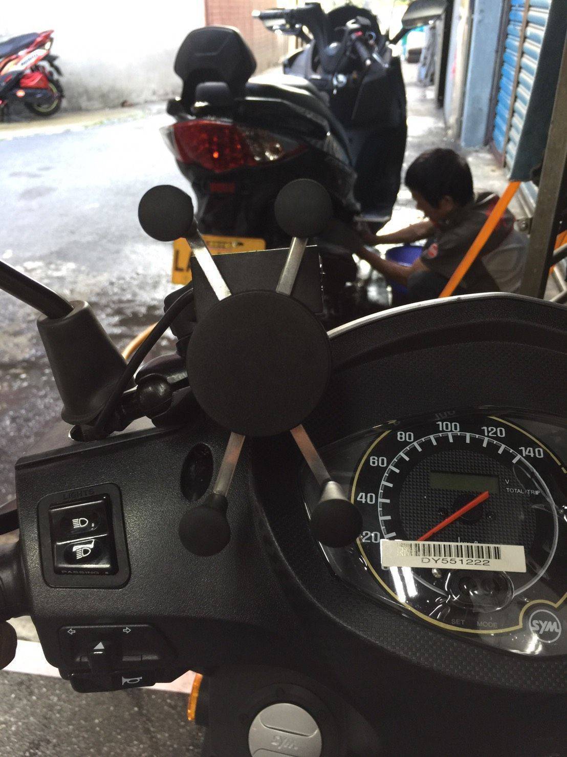 ＊『益隆車業』＊【SYM經銷商 】 SYM 迪爵 125 手機架+USB