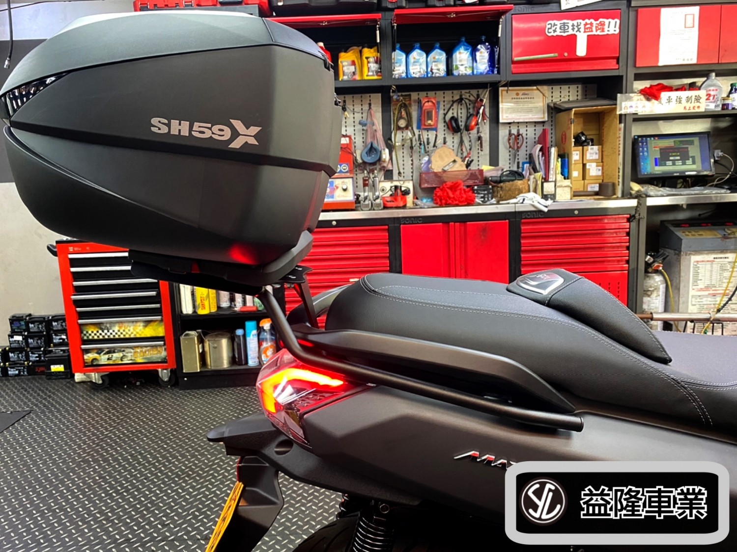 MAXSYM 400 專用後箱架+SHAD SH59L型後箱.行李箱.+後腰靠(後饅頭) *SYM SBC 益隆車業*