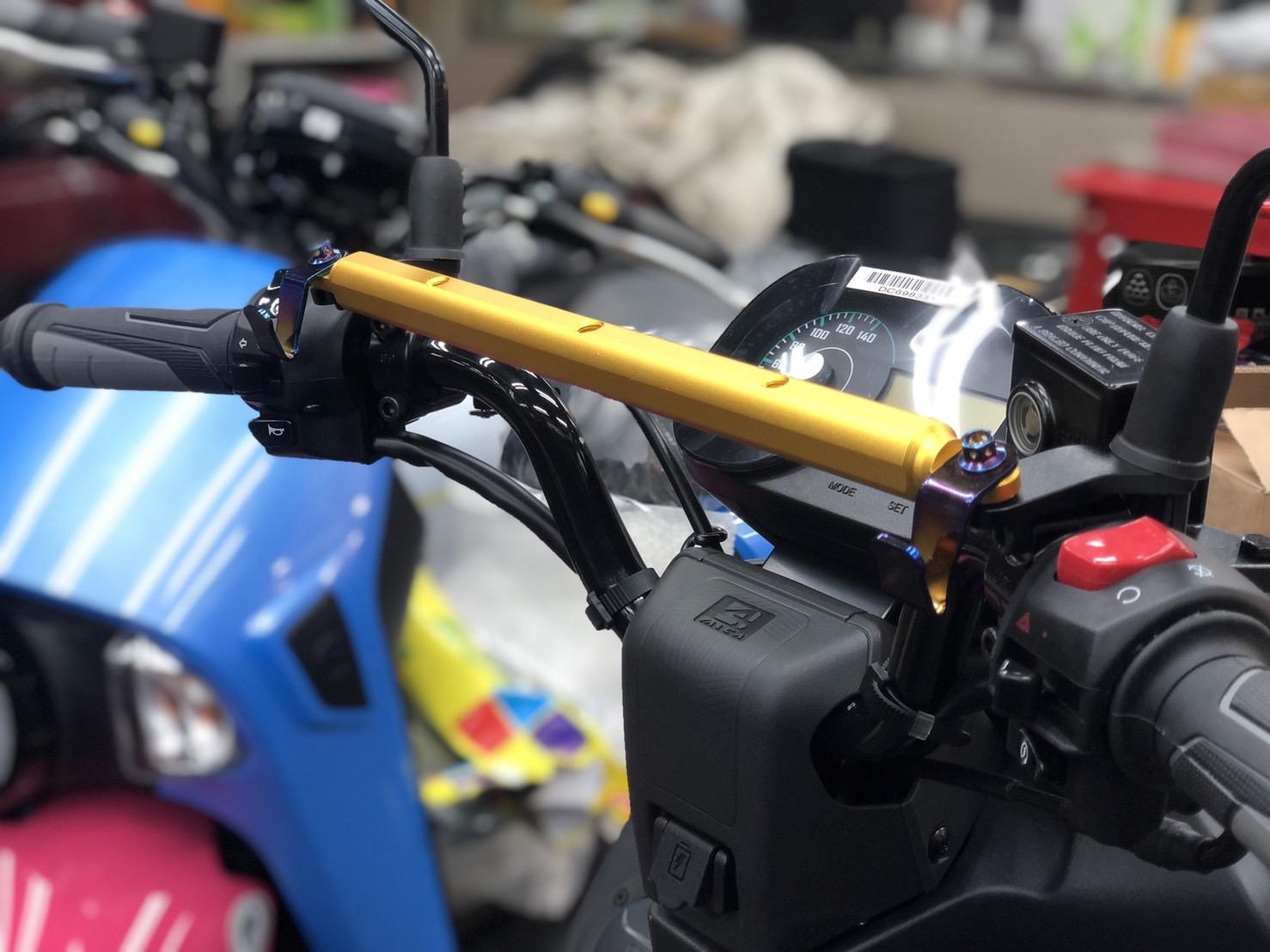 SYM 4MICA 安裝 橫桿,鍍鈦掛勾,雙口杯架 *SYM SBC 益隆車業*