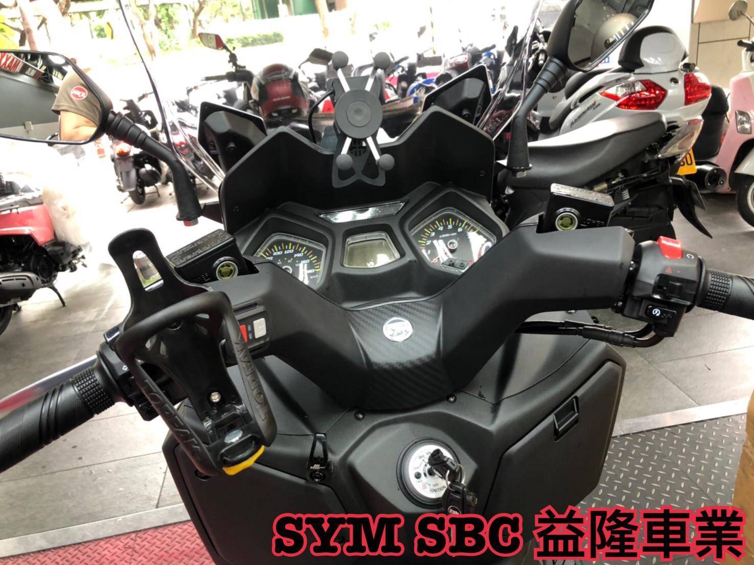 三陽 JOYMAX Z 300 杯架 *SYM SBC 益隆車業*三陽重機認證店.A級總經銷