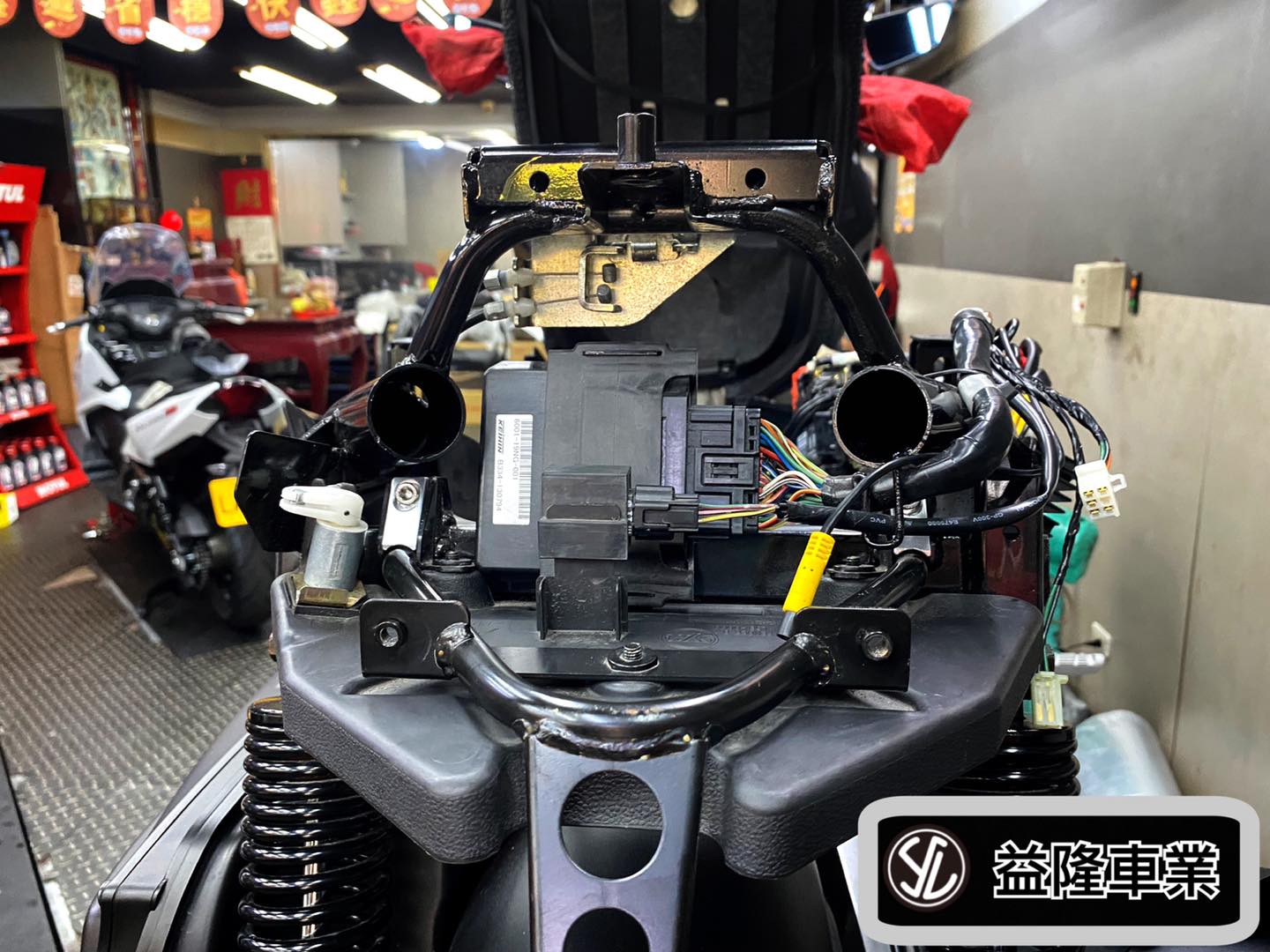 NEW MAXSYM400 安裝 3RF 強化車台固定座-SYM SBC 益隆車業