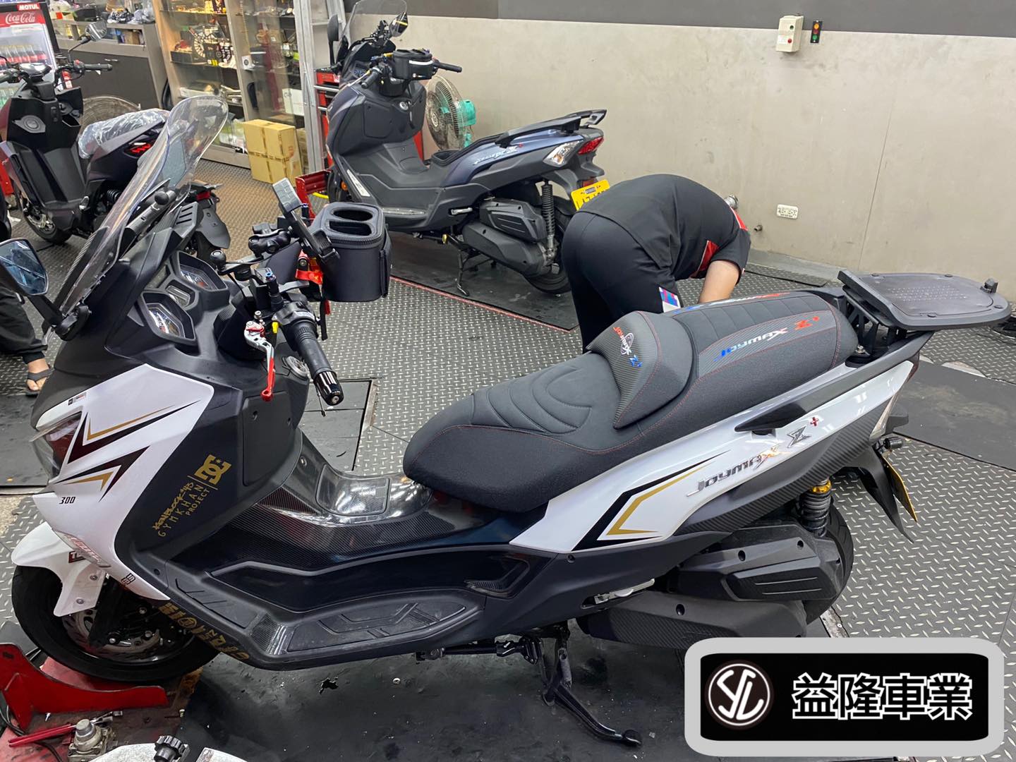 JOYMAX Z+ 安裝 舒適行麂皮坐墊＊ SYM SBC 益隆車業 ＊