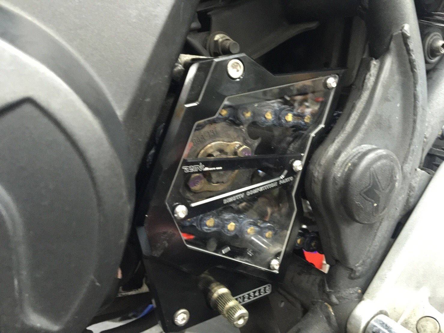 SB300 前齒輪盤蓋＊ SYM SBC 益隆車業 ＊