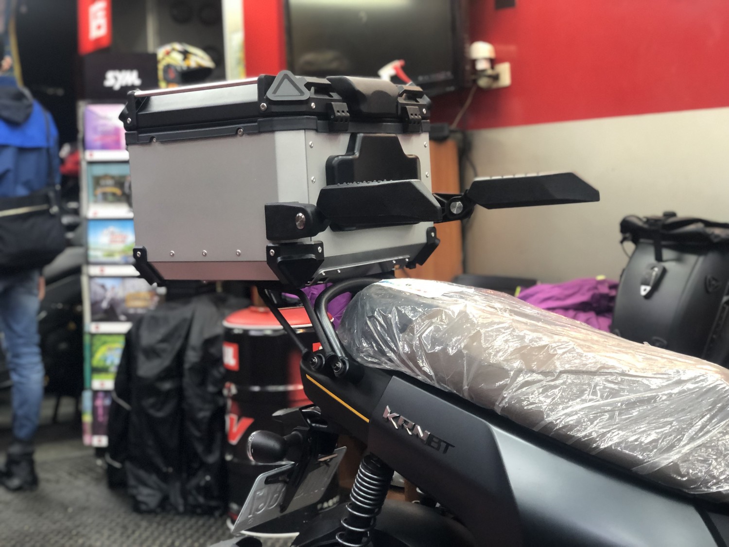 KRN 125 安裝  KRN 安裝後架+鋁箱+後扶手 ＊SYM SBC 益隆車業＊