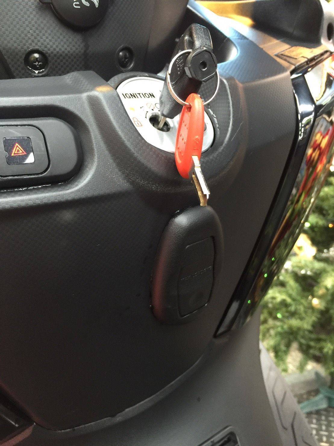 三陽 GTS300I 隱藏式掛勾* SYM SBC 益隆車業 * 三陽 GTS300I 隱藏式掛勾* SYM SBC 益隆車業 *