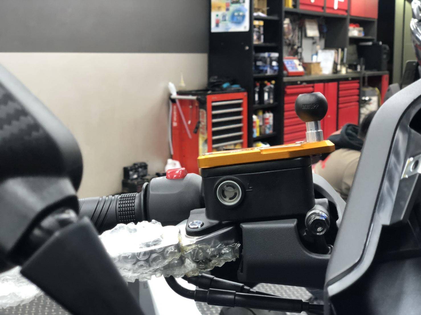 MAXSYM TL 500 手機油杯座*SYM SBC 益隆車業*