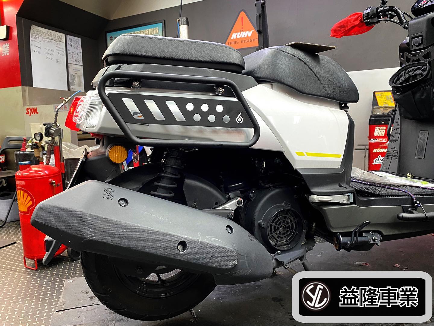 SYM 4MICA 安裝 SIXIS DESIGN 專用側貨架 *SYM SBC 益隆車業*