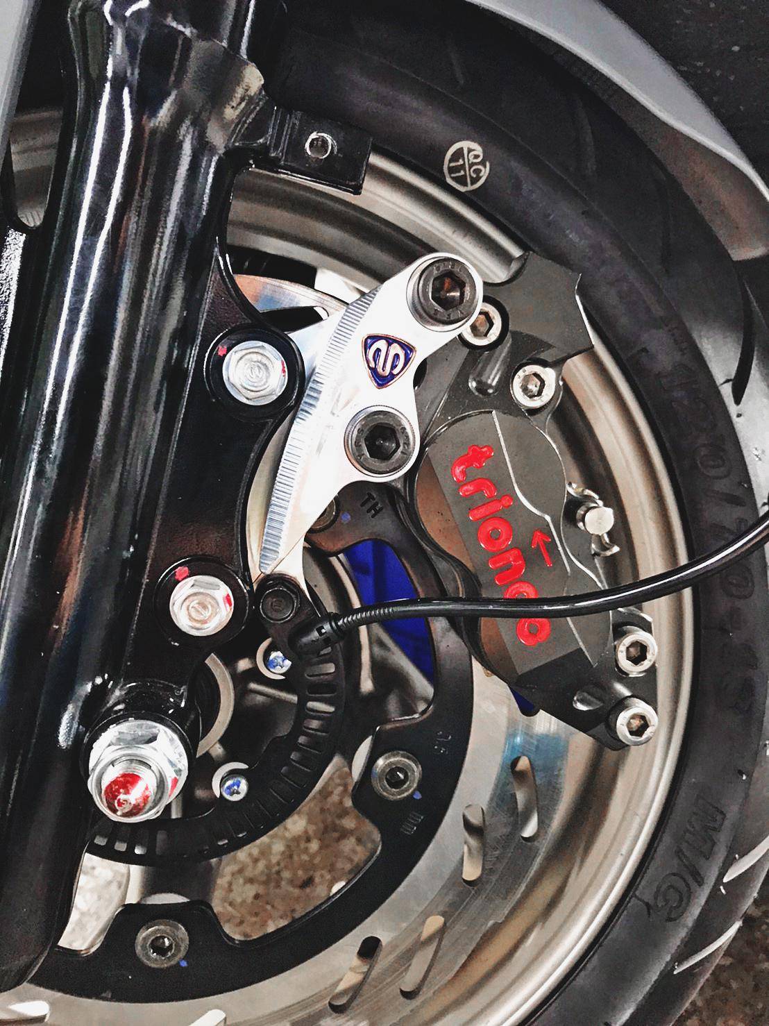 SYM DRG 158 安裝 BREMBO 對四活塞260mm卡鉗作(制動力加強版)