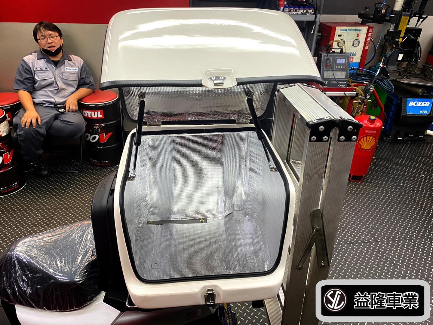 SYM 4MICA 125 安裝 側開150標配型外送箱(52*53cm*51cm)+ 尾段梯子鉤 梯架 外送箱、披薩箱、快遞箱、咖啡保溫箱、保冷車箱、送貨箱＊SYM SBC 益隆車業＊