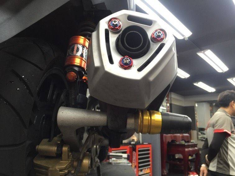 MAXSYM 400i.600i 車身防倒球*『益隆車業』*【SYM經銷商 】 MAXSYM 400i.600i 車身防倒球*『益隆車業』*【SYM經銷商 】