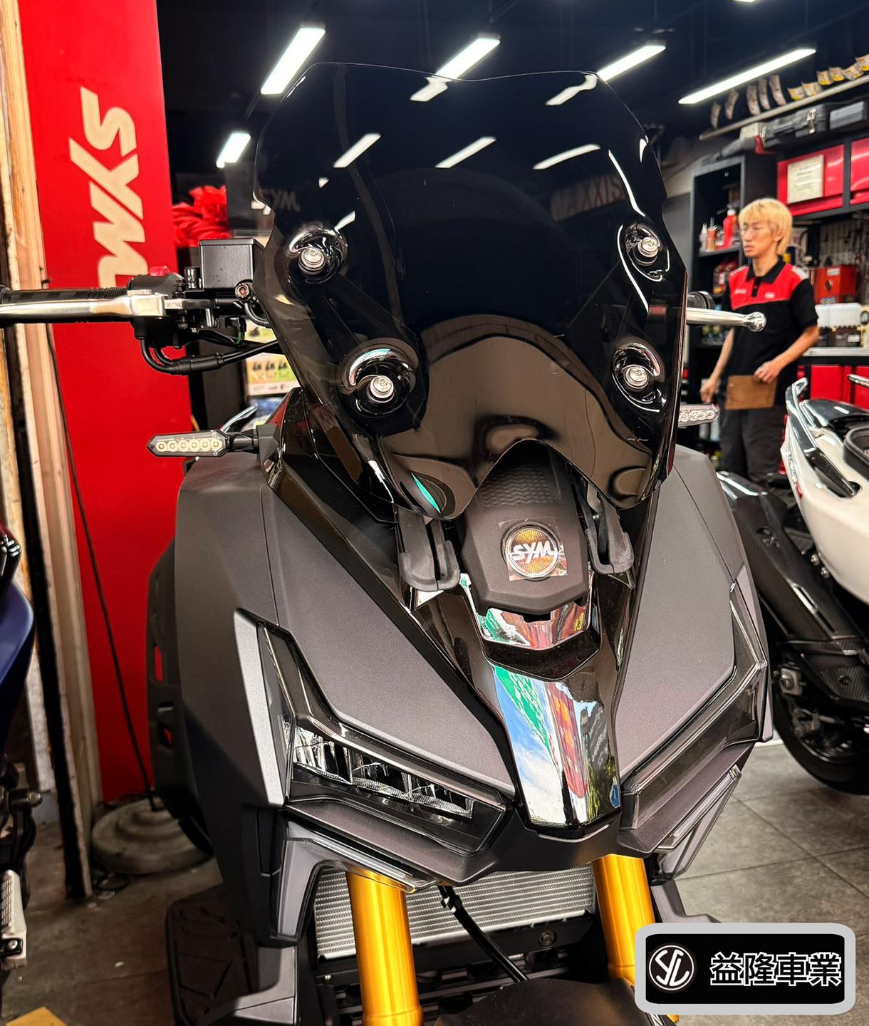 SYM ADX-TG 劍齒虎 400 專用短風鏡 *SYM SBC 益隆車業*