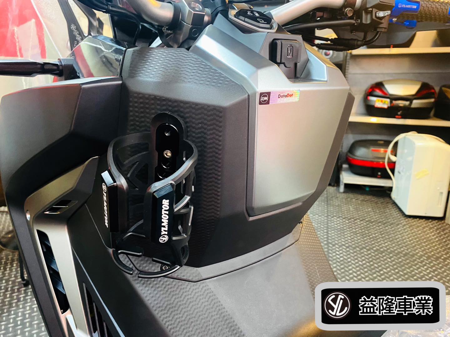 SYM ADX-TG 400 杯架座 *SYM SBC 益隆車業*