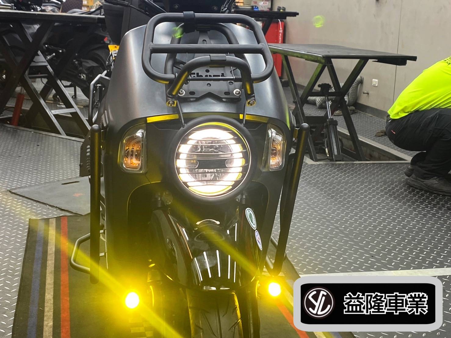 SYM 4MICA GHOST系列部品(書報架+燈框/大燈罩/增高車手後移/燻黑風鏡/排氣管護片) *SYM SBC 益隆車業* SYM 4MICA GHOST系列部品(書報架+燈框/大燈罩/增高車手後移/燻黑風鏡/排氣管護片) *SYM SBC 益隆車業*