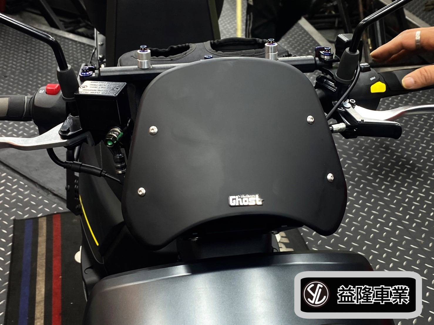 SYM 4MICA GHOST系列部品(書報架+燈框/大燈罩/增高車手後移/燻黑風鏡/排氣管護片) *SYM SBC 益隆車業* SYM 4MICA GHOST系列部品(書報架+燈框/大燈罩/增高車手後移/燻黑風鏡/排氣管護片) *SYM SBC 益隆車業*