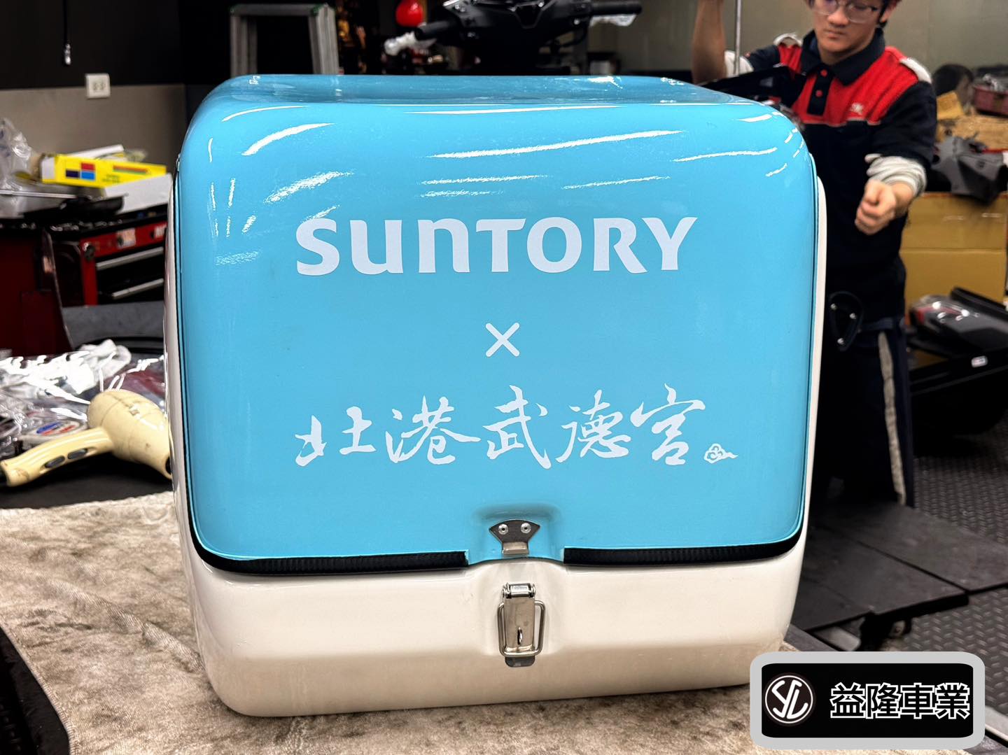 150標配型外送箱(53*54*51cm)-黑虎宅急便 x 北港武德宮 SAMPLE-外送箱、披薩箱、快遞箱、咖啡保溫箱、保冷車箱、送貨箱＊SYM SBC 益隆車業＊